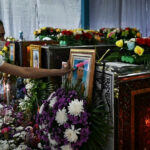 Familias masacradas en Tailandia rezan mientras el rey dice 'Comparto su dolor'