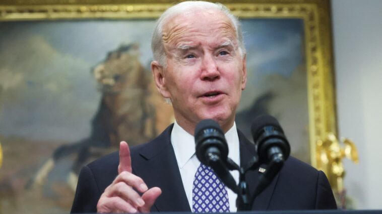 Joe Biden amenaza con impuestos más altos a las compañías petroleras en medio de los altos precios de la gasolina