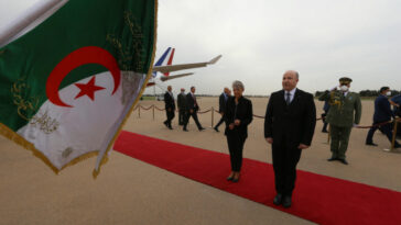 La primera ministra francesa, Elisabeth Borne, encabeza una delegación a Argelia