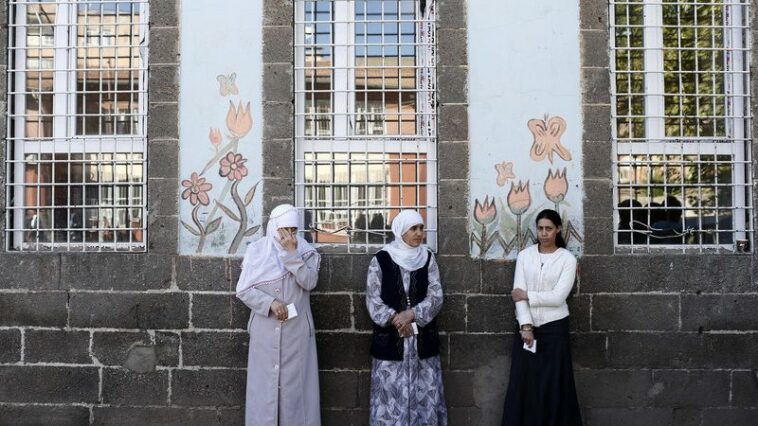 Las mujeres turcas deben luchar por un lugar en la política, dice un experto