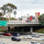 Los manifestantes que apoyan los comentarios de West cuelgan carteles en una concurrida carretera de Los Ángeles.