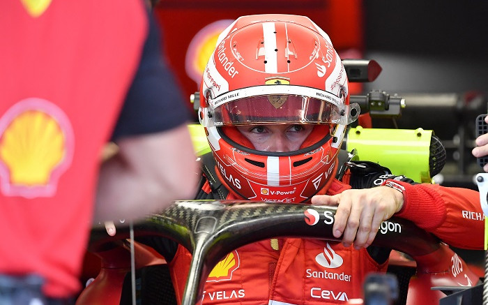 Leclerc logra la pole en Singapur mientras Verstappen echa humo en el octavo