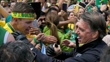 Jair Bolsonaro saluda a sus seguidores en Pocos de Caldas, estado de Minas Gerais, Brasil el viernes.