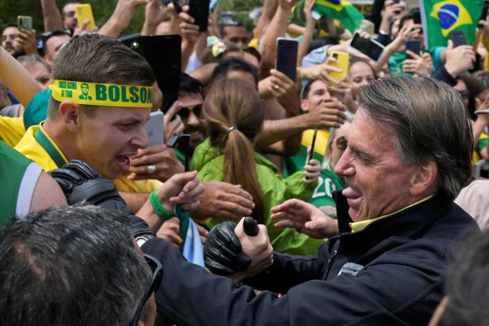 Jair Bolsonaro saluda a sus seguidores en Pocos de Caldas, estado de Minas Gerais, Brasil el viernes.