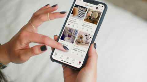 Naver comparte la caída tras adquirir la plataforma de ropa de segunda mano Poshmark