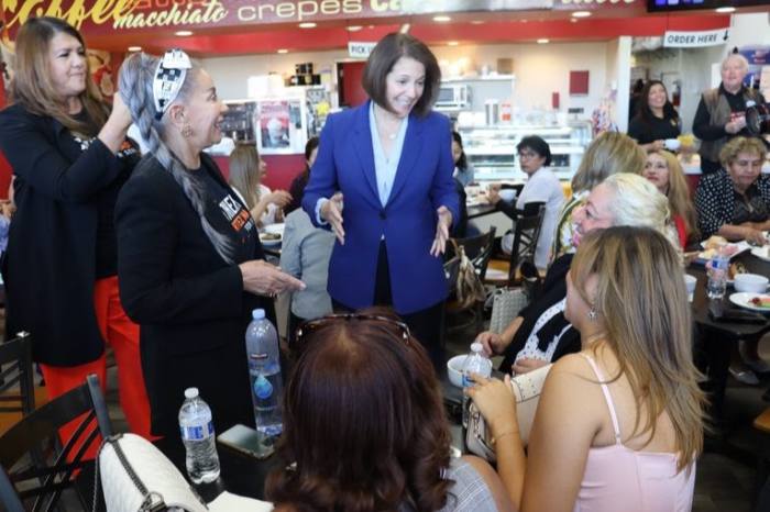 Catherine Cortez Masto en un evento de campaña la semana pasada en Crepe Cafe en Las Vegas