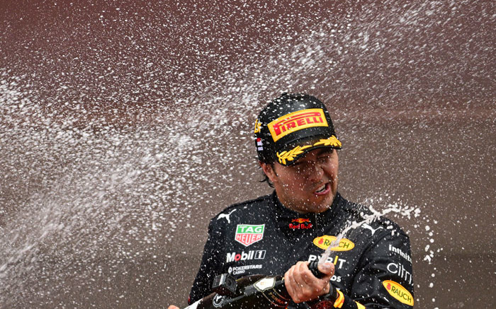 Pérez de Red Bull gana el Gran Premio de Singapur, Verstappen séptimo