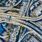 Una vista aérea del tráfico en las autopistas curvas en las afueras de Los Ángeles