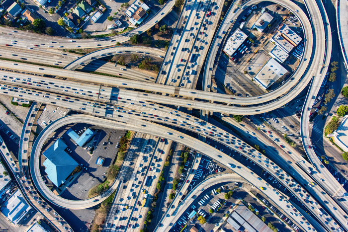 Una vista aérea del tráfico en las autopistas curvas en las afueras de Los Ángeles