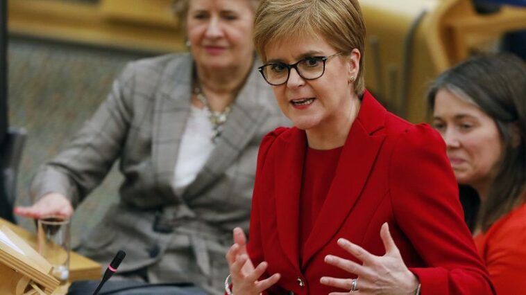 Sturgeon rechaza las afirmaciones de que la candidatura escocesa a la UE caería sin la adhesión al euro