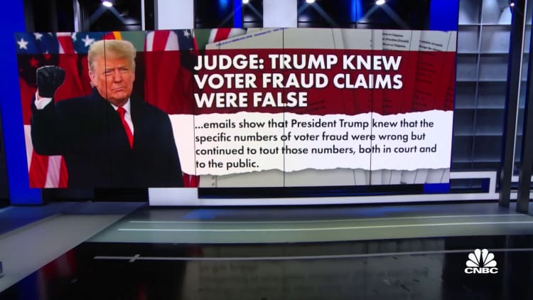 Juez dice que Trump sabía que las denuncias de fraude electoral eran falsas