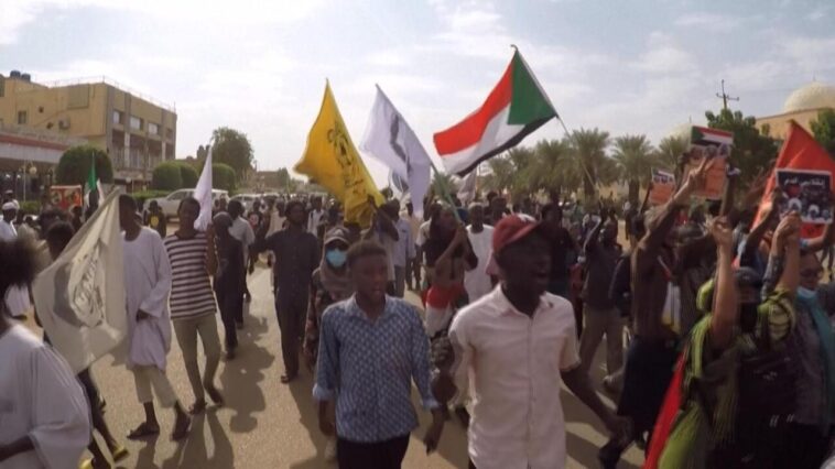 Un año después del golpe de Estado en Sudán, miles marchan en Jartum