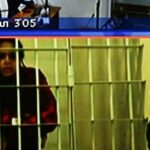 Brittney Griner, quien fue sentenciada a nueve años en una colonia penal rusa en agosto por contrabando de drogas, se ve en una pantalla el martes a través de un enlace de video antes de una audiencia judicial para considerar una apelación contra su sentencia en un tribunal de Moscú.