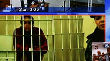 Brittney Griner, quien fue sentenciada a nueve años en una colonia penal rusa en agosto por contrabando de drogas, se ve en una pantalla el martes a través de un enlace de video antes de una audiencia judicial para considerar una apelación contra su sentencia en un tribunal de Moscú.