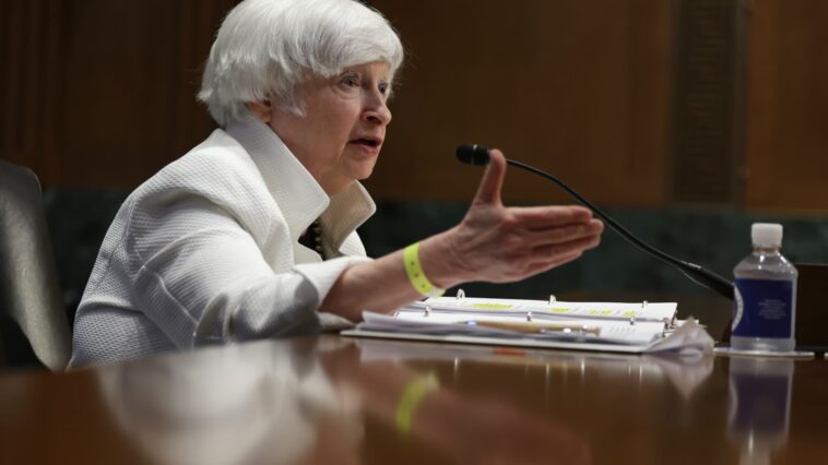 Yellen del Tesoro dice que la guerra de Rusia ha debilitado su economía