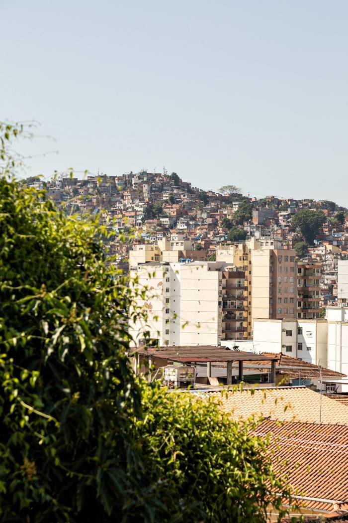 Fotografía de un paisaje urbano montañoso con tejados inclinados de terracota y bloques de viviendas