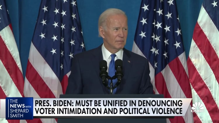 El presidente Biden advierte sobre las crecientes amenazas a la democracia: 'Estamos frente a un momento decisivo'
