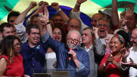 Camioneros de Brasil protestan contra la victoria electoral de Lula mientras Bolsonaro permanece en silencio