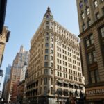 Una vista hacia el cielo de un gran edificio en Broadway