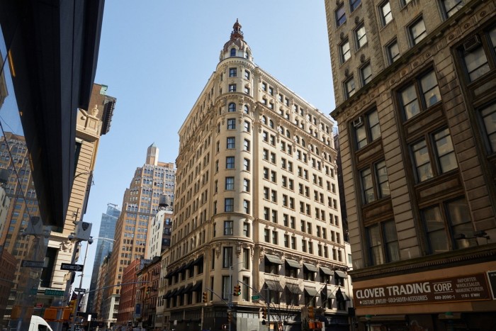 Una vista hacia el cielo de un gran edificio en Broadway