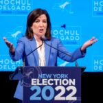 Kathy Hochul habla a sus seguidores la noche de las elecciones