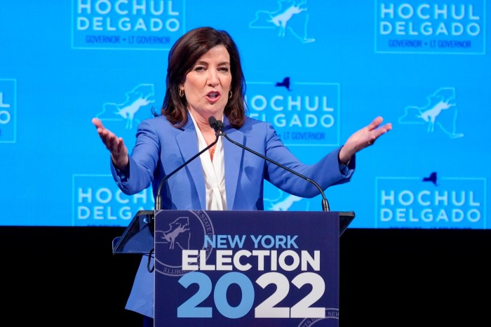 Kathy Hochul habla a sus seguidores la noche de las elecciones