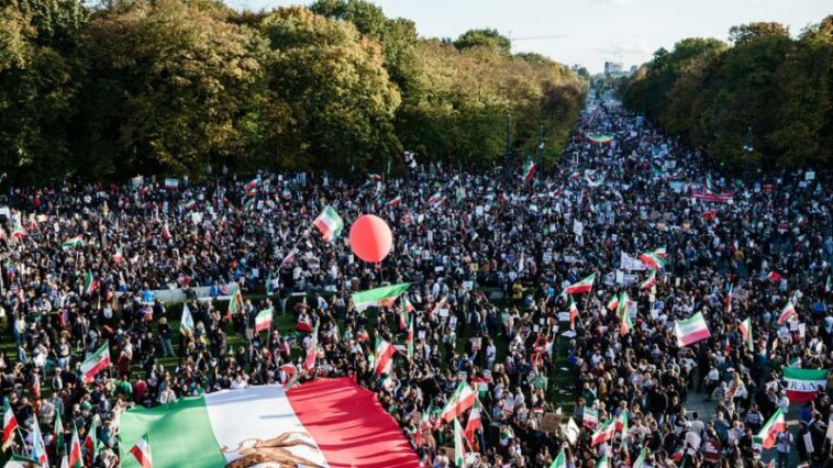 Decenas de miles marchan en Berlín en apoyo a las protestas en Irán
