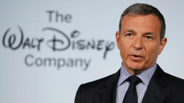 Disney renueva al ex director ejecutivo Bob Iger por dos años