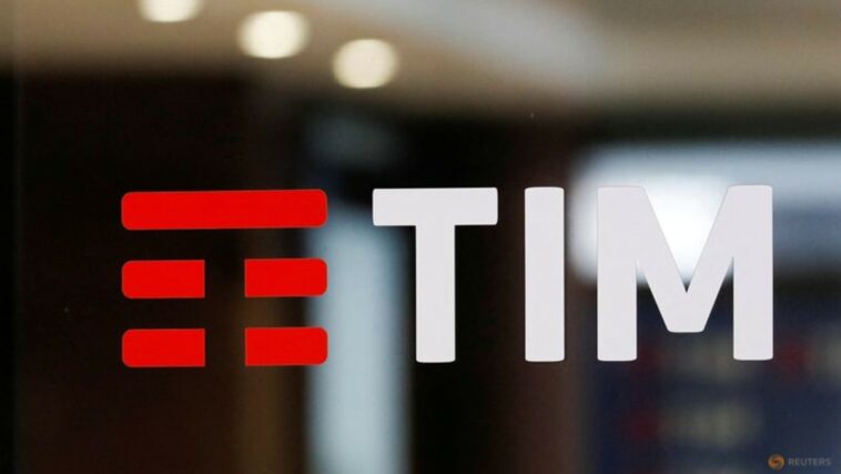 El CEO de Telecom Italia se apega al plan de reestructuración mientras el gobierno evalúa alternativas