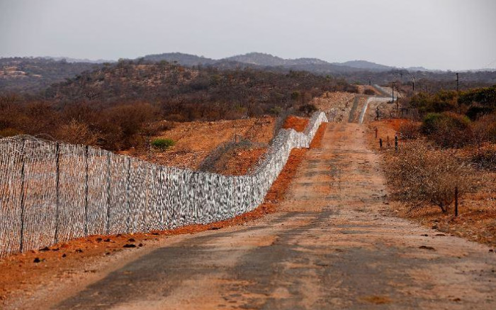 El Departamento de Defensa sostiene la nueva valla de Beitbridge