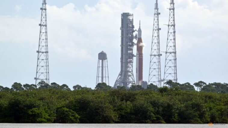 El cohete de la luna nueva de la NASA probado por vientos huracanados en la plataforma de lanzamiento de Florida