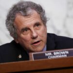 El presidente del Comité Bancario del Senado, Sherrod Brown, cuestiona los cargos por sobregiro