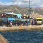 Embarcación con cientos de migrantes atraca tras rescate en Grecia