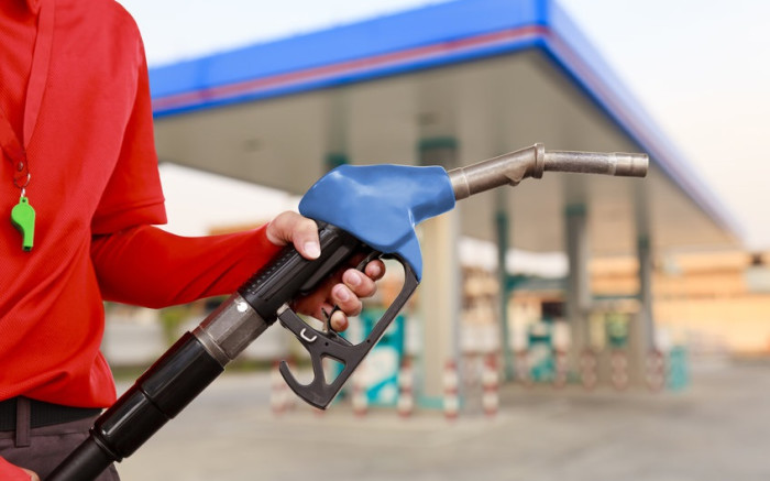 Es probable que el precio de la gasolina aumente, mientras que el diesel podría caer en diciembre, dice AA