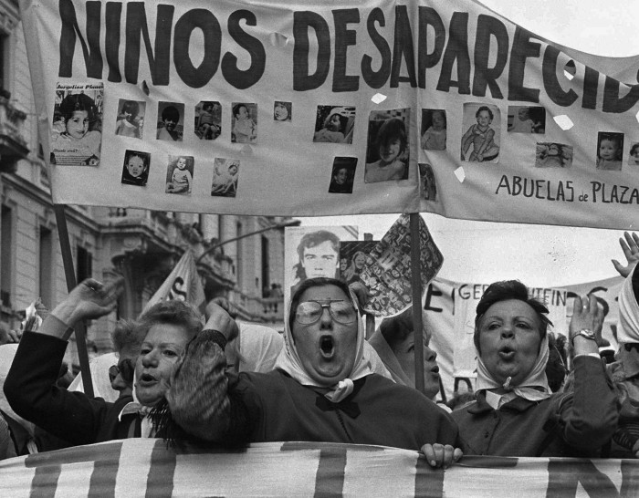 Hebe de Bonafini encabeza una de las marchas en la Plaza de Mayo de Buenos Aires en diciembre de 1979