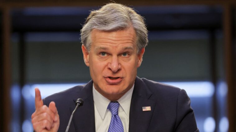 Hombre de Michigan arrestado por amenazas al director del FBI Chris Wray, congresista