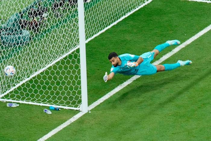 El portero de Qatar Saad Al Sheeb falla un tiro de Ecuador en el primer partido de la Copa del Mundo del equipo