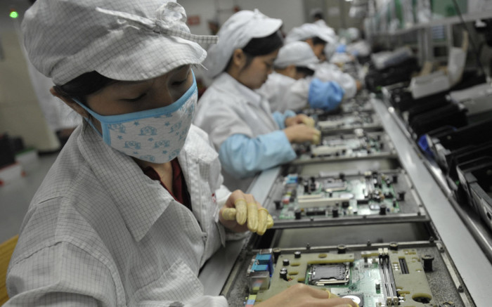 La actividad de la fábrica de China se contrae a medida que se propagan las interrupciones de Covid