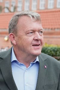 Lars Løkke Rasmussen camina hacia un colegio electoral