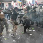 Simpatizantes del presidente de Perú, Pedro Castillo, chocan con la policía antidisturbios durante una manifestación en Lima.