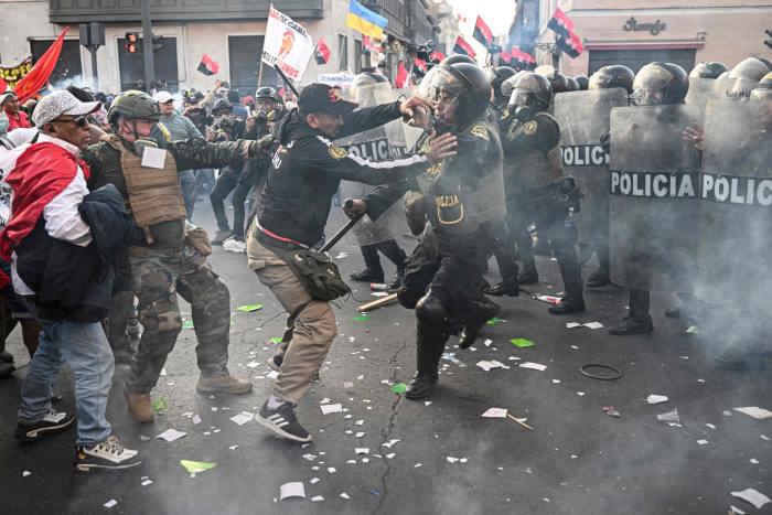 Simpatizantes del presidente de Perú, Pedro Castillo, chocan con la policía antidisturbios durante una manifestación en Lima.