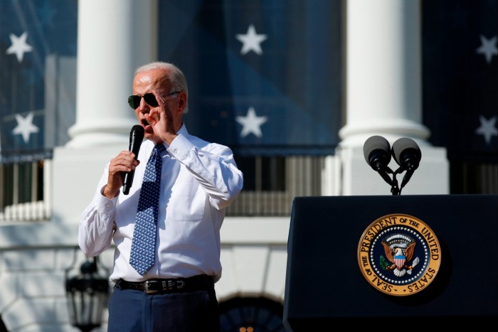 El presidente Joe Biden habla durante un evento que celebra la aprobación de la Ley de Reducción de la Inflación