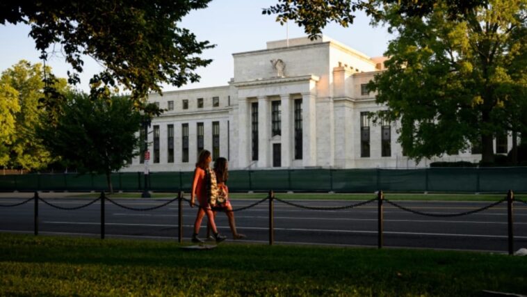 La lucha contra la inflación será más dolorosa para las empresas y los hogares en los próximos meses: expresidente de la Fed de Nueva York
