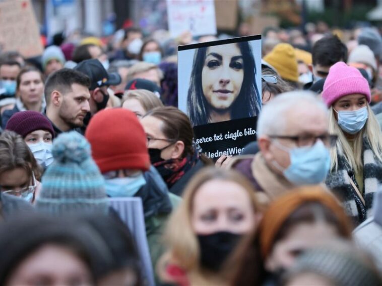 La prohibición de facto del aborto en Polonia pone en riesgo vidas, dice eurodiputado