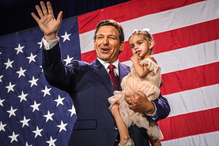 El gobernador republicano de Florida, Ron DeSantis, sostiene a su hija durante una fiesta de la noche de las elecciones en Florida.