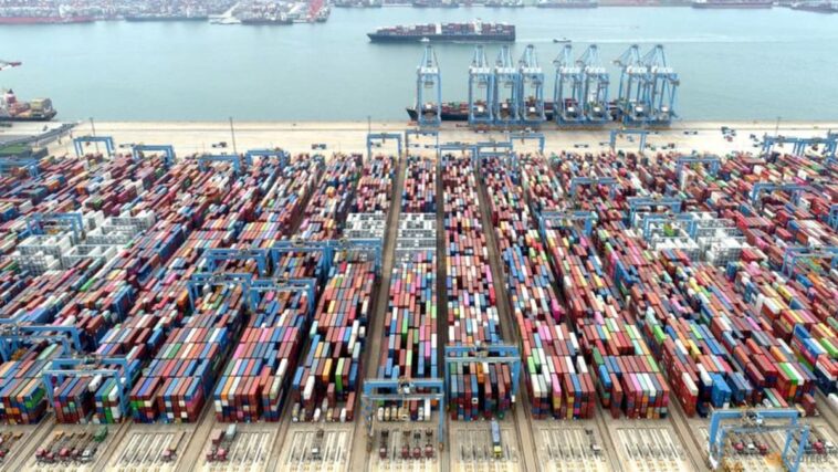 Las exportaciones de China en octubre se enfriarían aún más a medida que la demanda mundial se debilita: sondeo de Reuters
