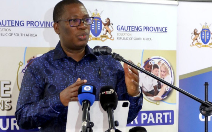 Lesufi promete dirigirse a un grupo de ancianas que exigen reparaciones del apartheid