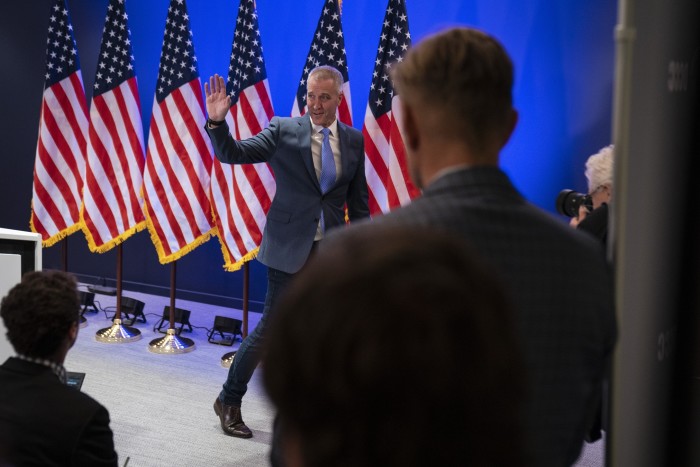 Sean Patrick Maloney saluda al salir de una conferencia de prensa la semana pasada