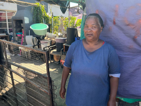 Sophie Julies (65) fuera del espacio en el que ahora vive después de haber sido desalojada de su casa en una granja de Western Cape.  Imagen: Lauren Isaacs/Eyewisthness News