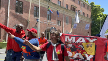 Los trabajadores de la oficina de correos de SA marchan a Parly, Union Buildings, exigen un aumento salarial del 15%